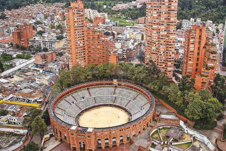 Senderismo Urbano: Tour de Arquitectura y Arte en Bogotá