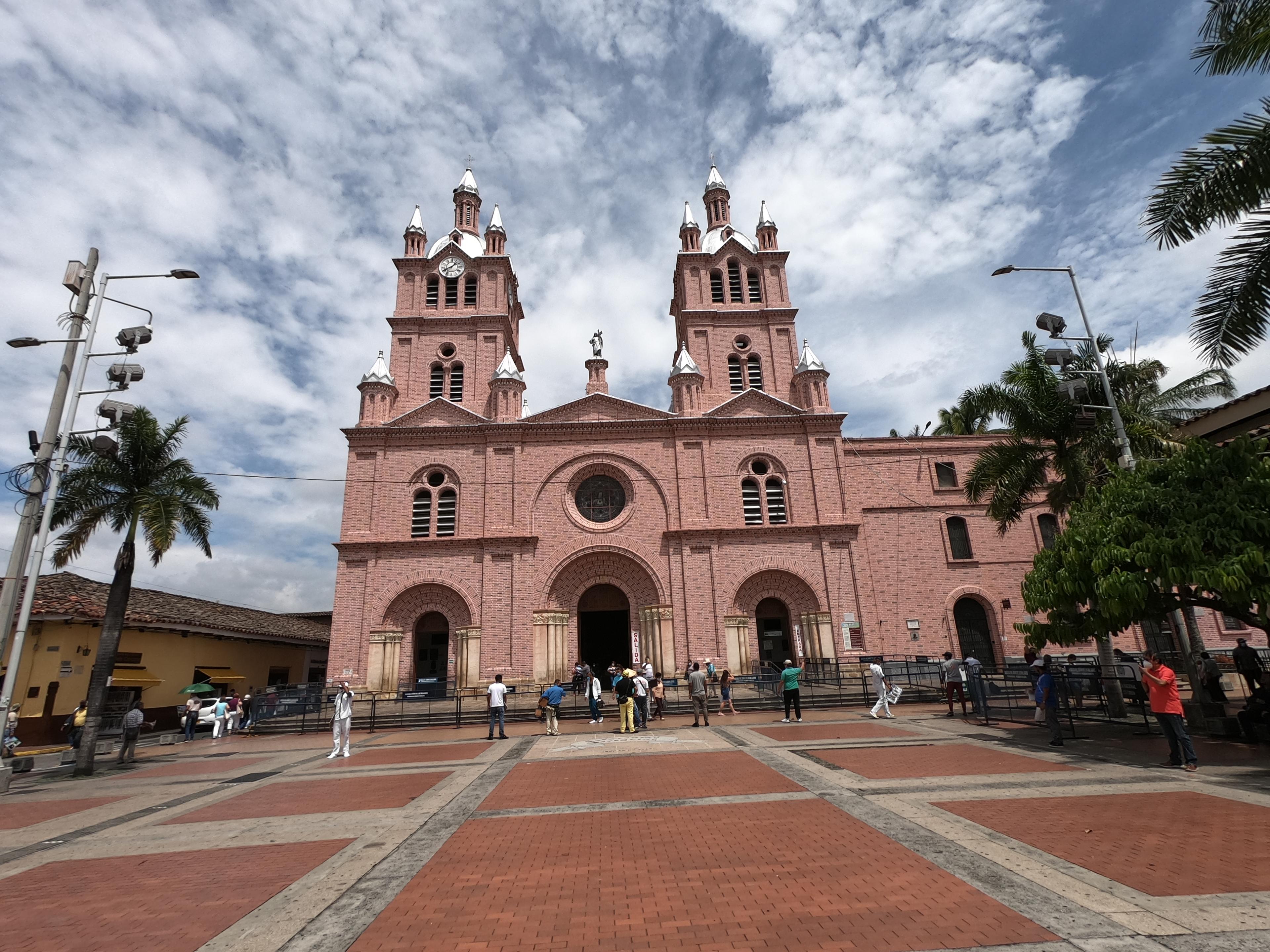 Buga y Lago Calima: Entre el encanto colonial y naturaleza.