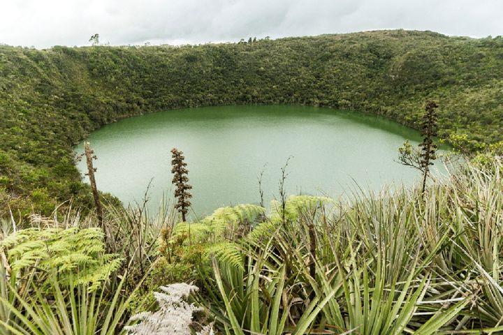 Viaje a la Leyenda de El Dorado: Laguna de Guatavita y Minas de Sal de Zipaquirá